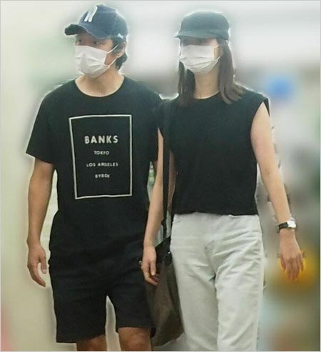 100円ショップで買い物中のアンジャッシュ渡部建&佐々木希