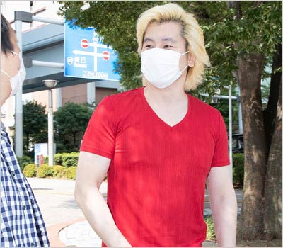 カズレーザーが、週刊女性の直撃取材にとくダネ！の司会者候補について言及する姿