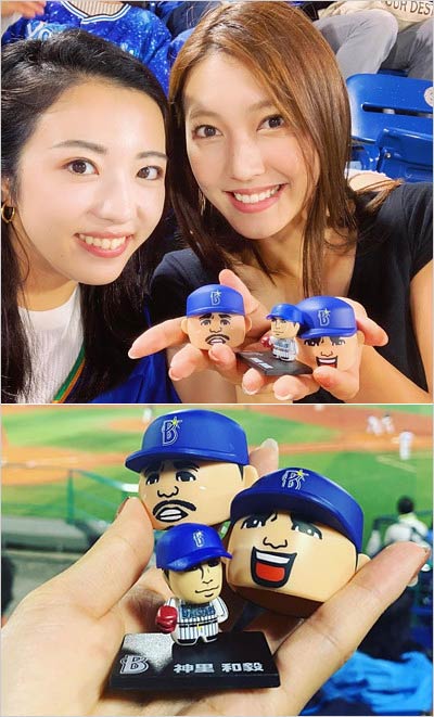 小澤陽子アナが元カレ・神里和毅選手のグッズを手に持つ写真
