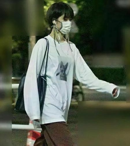 事務仕事をする唐田えりか