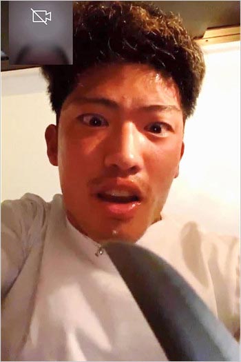 ベガルタ仙台・道渕諒平選手が包丁を持っている写真