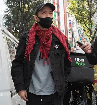 不倫・離婚疑惑の取材を受けるジブラ