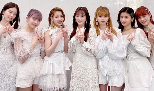 NiziU紅白初出場、ミイヒ＆マヤが欠席会見時の写真