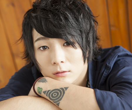 今泉佑唯の旦那・ワタナベマホトのタトゥーが見える写真