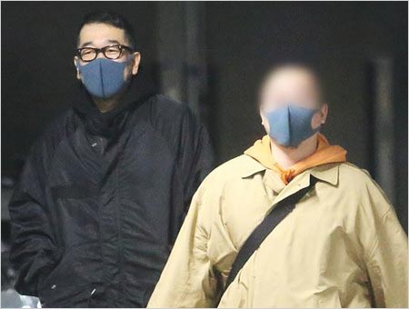 女性自身撮影の槇原敬之と恋人男性のお揃いマスクデート写真