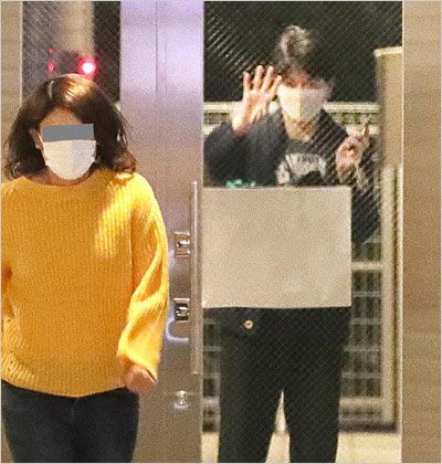 野沢春日アナウンサーが渋野日向子に手を振る、フライデー撮影写真