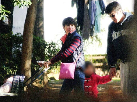 とんねるず石橋貴明と鈴木保奈美の子供、週刊女性撮影の家族プライベート写真