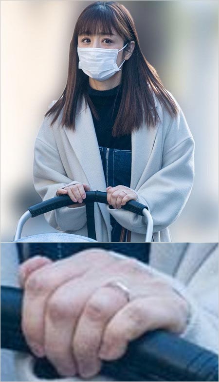 結婚指輪をはめた小倉優子のプライベート画像
