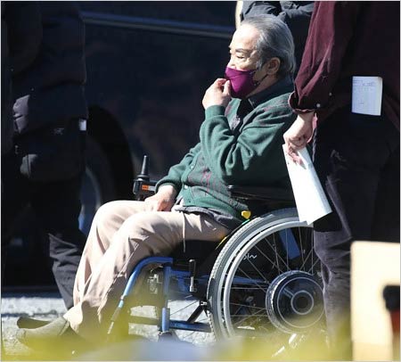 車イス姿の西田敏行