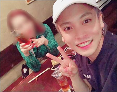 優里と親密女性の2ショット画像