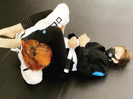 川口春奈ブラジリアン柔術の画像、腕ひしぎ十字固めをインスタグラムで披露