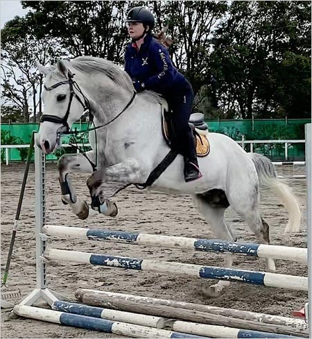 華原朋美の乗馬姿、愛馬クラシックの画像