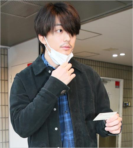 口ヒゲ姿の伊藤健太郎の現在の顔