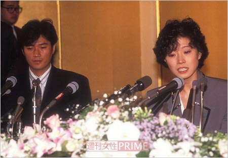 マッチと中森明菜の金屏風前会見の写真