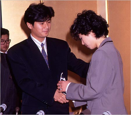 近藤真彦と中森明菜の金屏風会見の画像