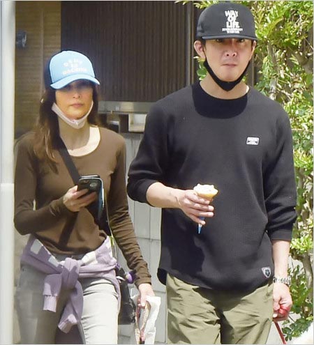 フライデーの木村拓哉と工藤静香がアイスクリームシェア画像