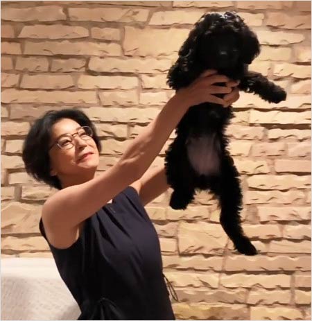 高嶋ちさ子のシンバ抱き画像