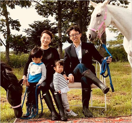 柴咲コウとファーム経営のフウ・フェイフェイと妻&子供の画像