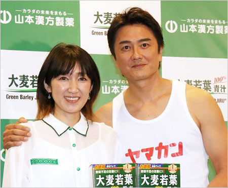 原田龍二と妻の元女優・愛『大麦若葉』CM共演発表会の画像