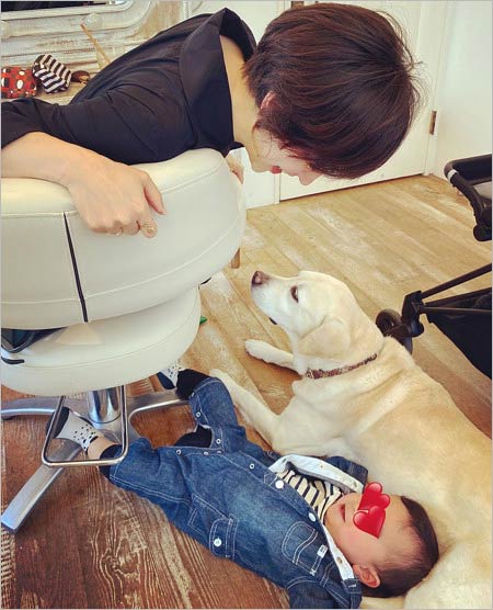 滝川クリステルと子供の美容室の床寝転がり画像