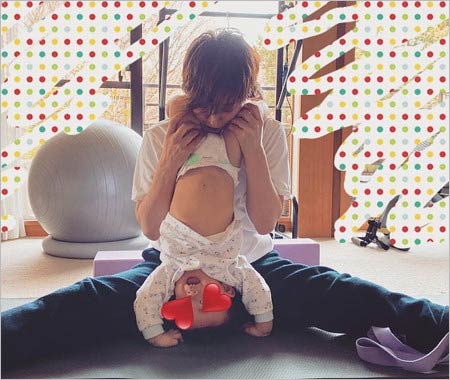 滝川クリステルと息子の親子ヨガで逆さ吊り画像