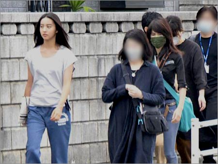 Kokiと工藤静香が映画『牛首村』撮影現場で撮影の画像