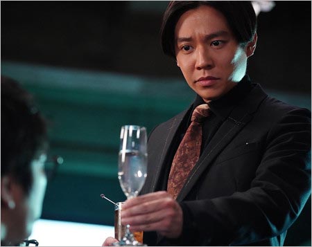 小出恵介の主演ドラマ『酒癖50』画像