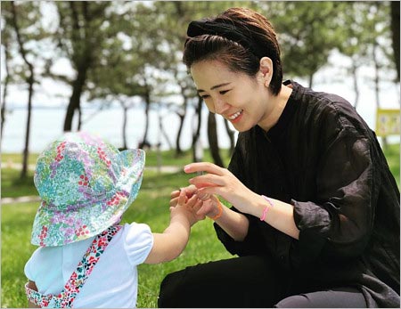 椿原慶子アナと娘の画像