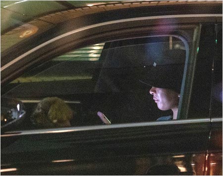 四千頭身・後藤拓実の彼女・柚木亜里紗が愛車アウディで待機画像