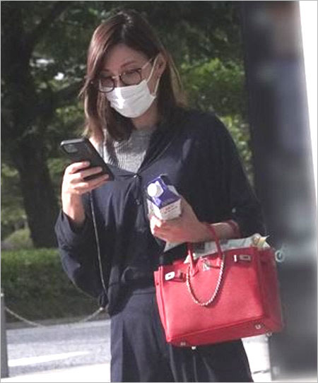 加藤あいエルメス・バーキン持つ画像