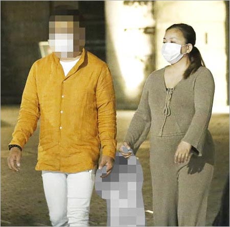 FRIDAYの華原朋美&彼氏・イベント会社社長&子供の手繋ぎ画像