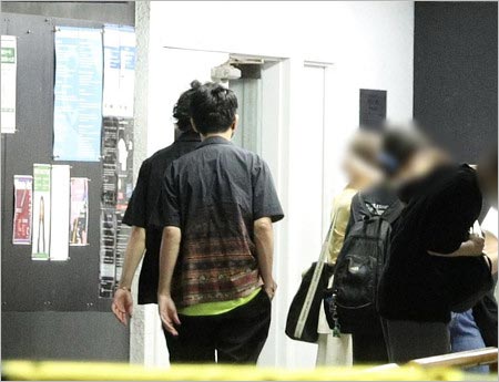 松田龍平が渋谷クラブContact出入り画像