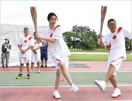 片瀬那奈が東京五輪・聖火ランナー務めた時の画像