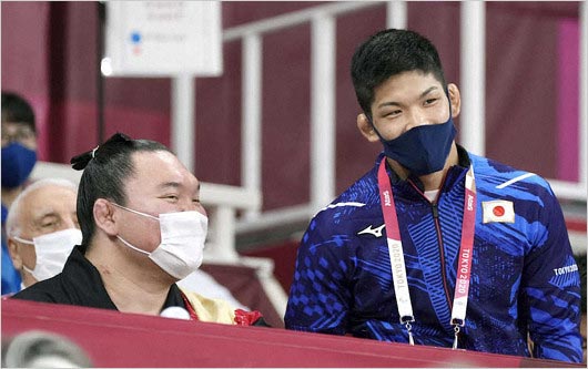 白鵬と柔道・大野将平選手の東京五輪・柔道会場での画像