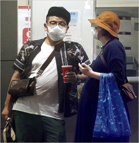 ミキ昴生と奥さん・マミ2ショット画像 第1子妊娠中の姿