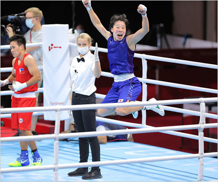 入江聖奈が金メダル獲得しジャンプして喜んだ場面