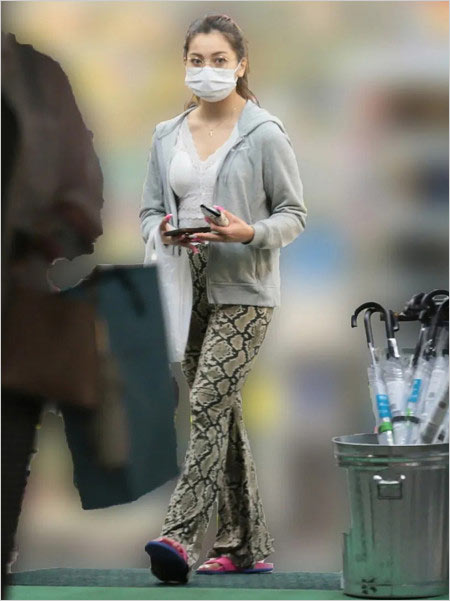 ゆきぽよヘビ柄パンツ姿プライベート画像