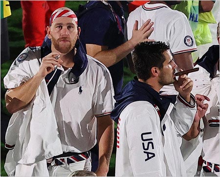 東京五輪閉会式で葉巻吸うアメリカ選手団メンバー画像