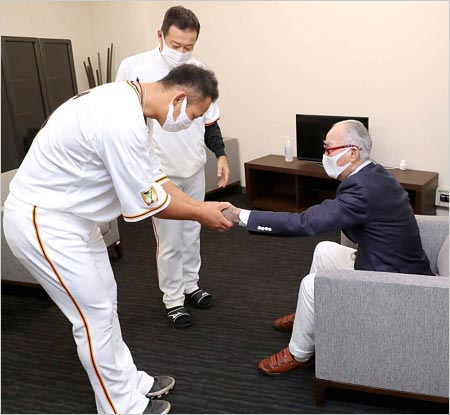 中田翔選手を長嶋茂雄が激励画像