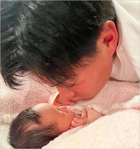 高橋奎二投手と子供の画像