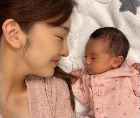 板野友美と娘の画像