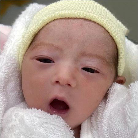 板野友美が出産した赤ちゃんの画像