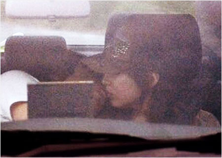 平井理央とプロデューサーの旦那のフライデー車中キス画像