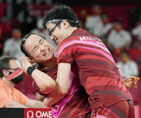 水谷隼が伊藤美誠に抱きついたシーン