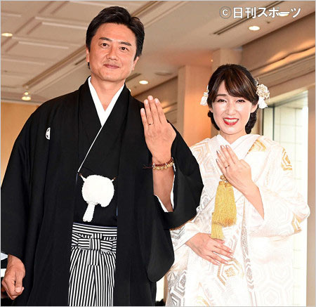 原田龍二と嫁・原田愛の神前結婚式で指輪交換画像