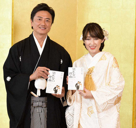 原田龍二と妻・原田愛が結婚式・金屏風前会見画像
