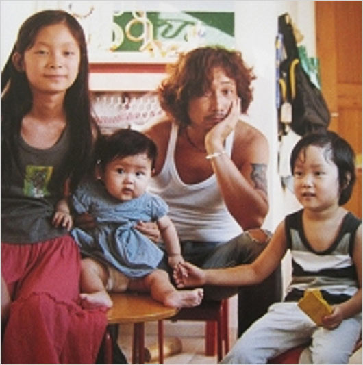 ベンジー浅井健一と子供たちの画像