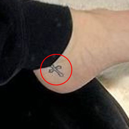 岩橋玄樹の十字架タトゥー画像