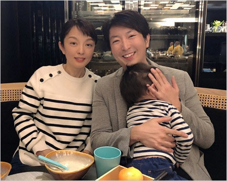 丸岡いずみアナと息子&元旦那・有村昆の画像