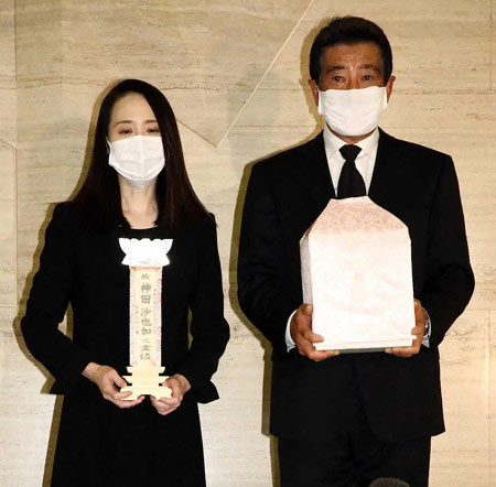 神田正輝と松田聖子が神田沙也加の密葬後に会見画像